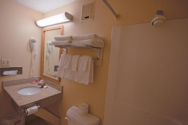 Econo Lodge Junction City I-70 Near Fort Riley image 16