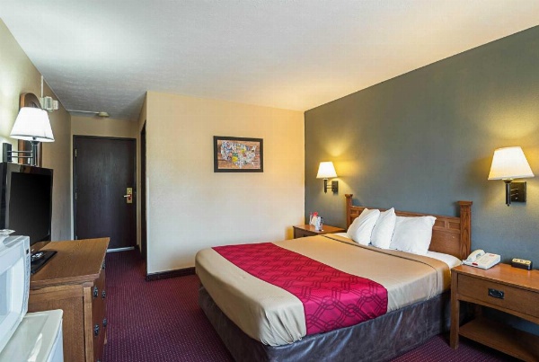 Econo Lodge Junction City I-70 Near Fort Riley image 18