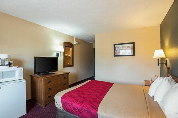 Econo Lodge Junction City I-70 Near Fort Riley image 20