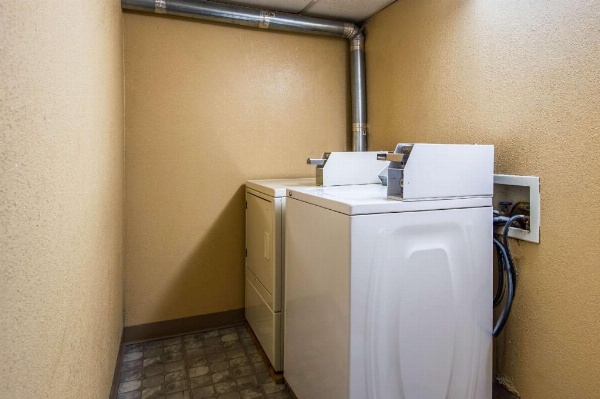 Econo Lodge Junction City I-70 Near Fort Riley image 4