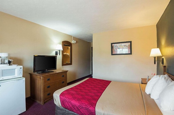 Econo Lodge Junction City I-70 Near Fort Riley image 5